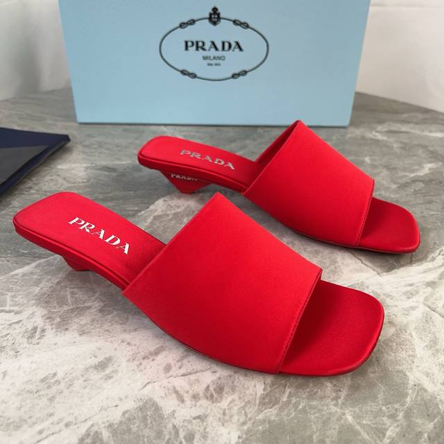 P家最新款 顶级版本 面：进口真丝绸缎 里：混种羊皮 垫：真丝绸缎 底：原版真皮大底 跟：涂漆徽标鞋跟，高3.5厘米 原版包装 Size:34-41 34.40