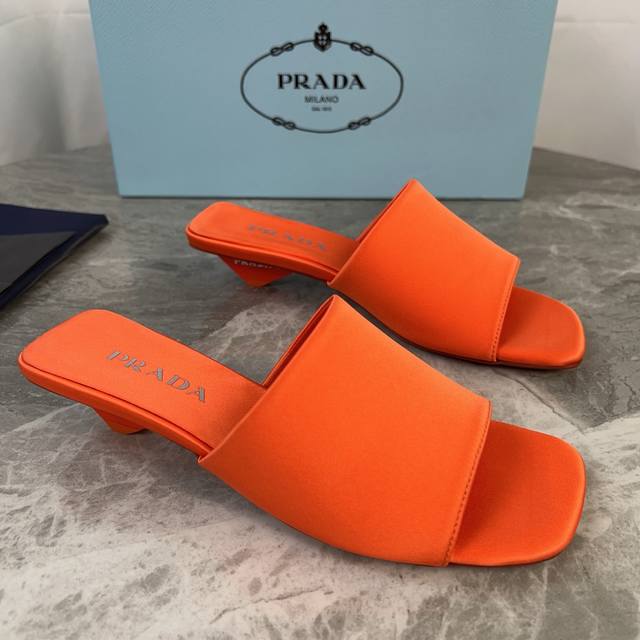 P家最新款 顶级版本 面：进口真丝绸缎 里：混种羊皮 垫：真丝绸缎 底：原版真皮大底 跟：涂漆徽标鞋跟，高3.5厘米 原版包装 Size:34-41 34.40