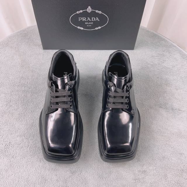 普拉达新款 面：进口开边珠牛皮 里：进口软牛皮 垫：开边珠+牛皮组合垫脚 底：原版1:1开模工艺大底 码数：女36-40 男39-45
