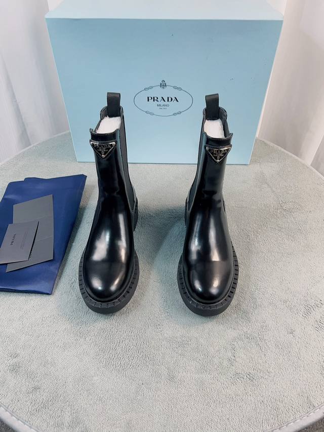 普拉达最新短靴系列 面：进口小牛皮、牛漆皮、开边珠牛皮 里：进口混种羊皮 底：意大利原版1:1大底 码数：35 41