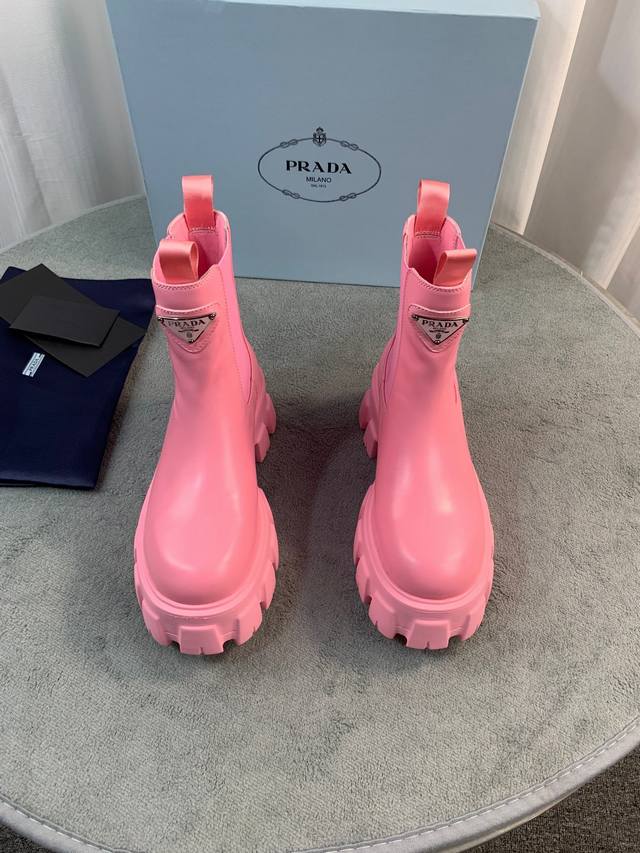 Prada最新秋冬短靴 面：进口小牛皮 里：进口混种羊皮 底：意大利原版Tpu发泡大底 码数：35-41 5色供应