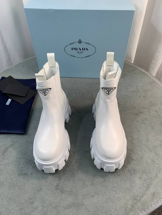 Prada最新秋冬短靴 面：进口小牛皮 里：进口混种羊皮 底：意大利原版Tpu发泡大底 码数：35-41 5色供应