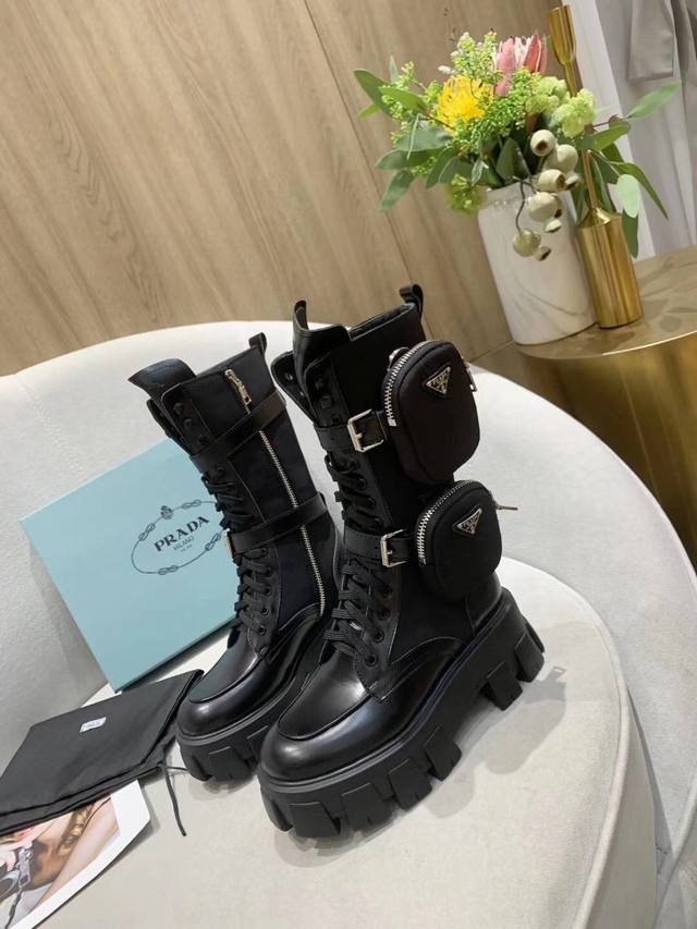 出厂 有无标口袋 最新最火爆普拉达 Prada 市面上最高版本原版1:1复制 鞋面：进口头层亚光开边朱+防水尼龙布面，高光头层牛漆皮+丝绸头层羊皮里+鞋面全部油