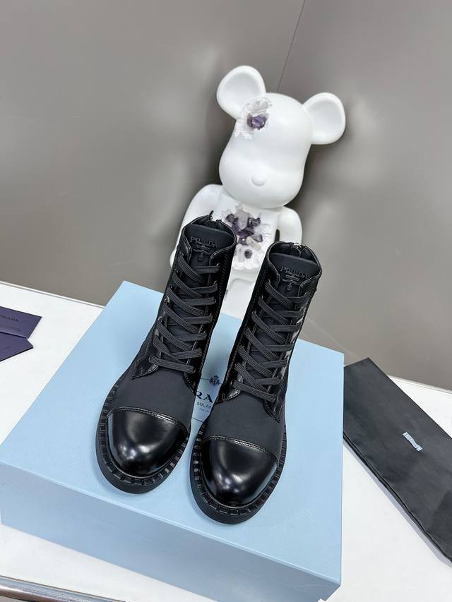 出厂价P ， Prada早春T台走秀网红同款＂造梦不夜城＂，Prada能在重要场合上用得上了，小清新风带点贵气的感觉，上脚非常完美穿搭配上此鞋，优雅大方，晶莹剔