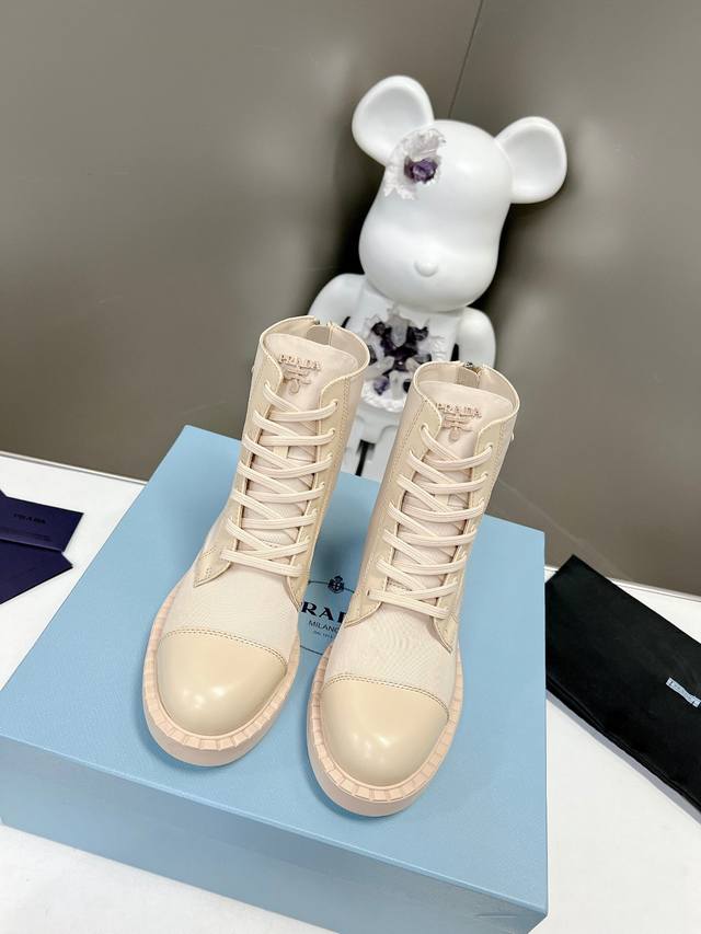 出厂价P Prada早春T台走秀网红同款＂造梦不夜城＂，Prada能在重要场合上用得上了，小清新风带点贵气的感觉，上脚非常完美穿搭配上此鞋，优雅大方，晶莹剔透，