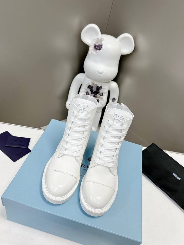 出厂价P ， Prada早春T台走秀网红同款＂造梦不夜城＂，Prada能在重要场合上用得上了，小清新风带点贵气的感觉，上脚非常完美穿搭配上此鞋，优雅大方，晶莹剔