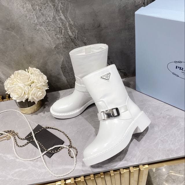 出厂价P ， Sss重磅推出普拉达最新超轻时尚系列女靴。高品质 真材实料 Prada早春T台走秀网红同款＂造梦不夜城＂，Prada能在重要场合上用得上了，小清新