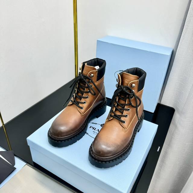 顶级版刘雯杨幂同款增高鞋切尔西短靴 Prad*普拉达 秋冬新款走秀款布洛克厚底踝靴系列 这款上脚超好看.而且可以拉长腿型. 复古手工擦色，高级气质拉满 面料：原