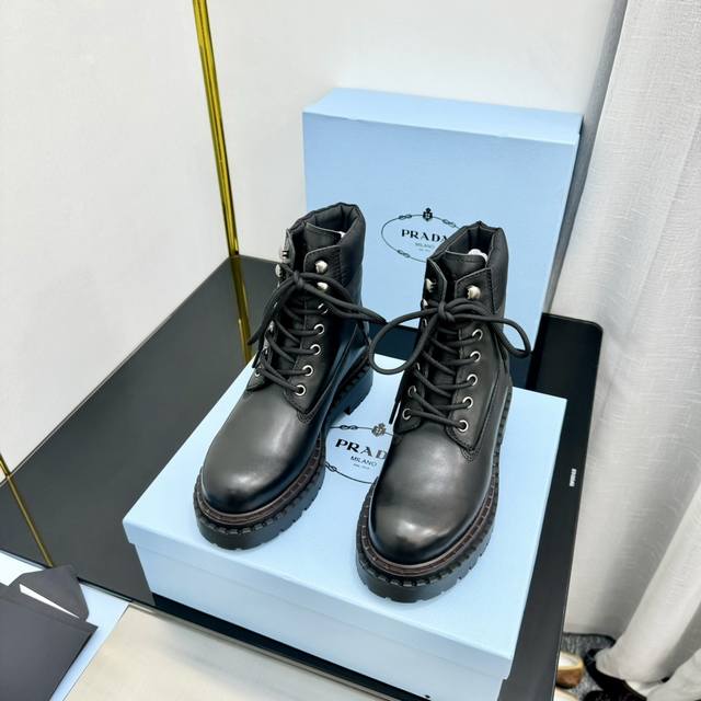 顶级版刘雯杨幂同款增高鞋切尔西短靴 Prad*普拉达 秋冬新款走秀款布洛克厚底踝靴系列 这款上脚超好看.而且可以拉长腿型. 复古手工擦色，高级气质拉满 面料：原