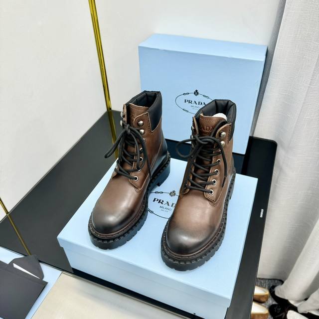 顶级版刘雯杨幂同款增高鞋切尔西短靴 Prad*普拉达 秋冬新款走秀款布洛克厚底踝靴系列 这款上脚超好看.而且可以拉长腿型. 复古手工擦色，高级气质拉满 面料：原
