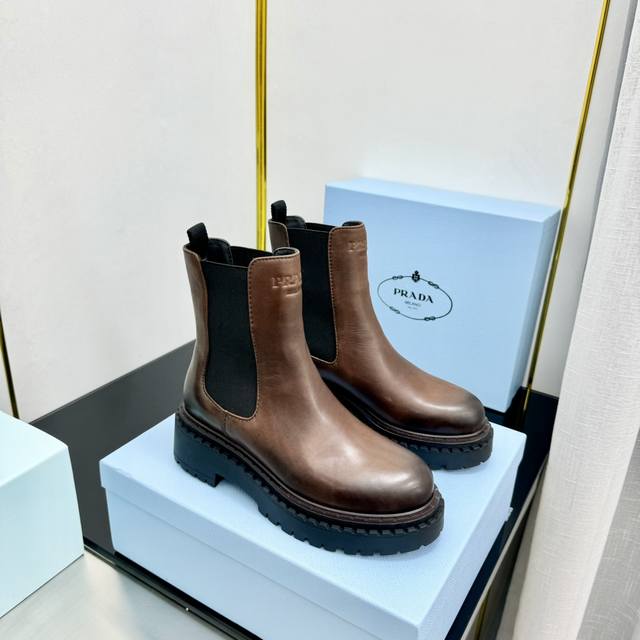 顶级版刘雯杨幂同款增高鞋切尔西短靴 Prad*普拉达 秋冬新款走秀款布洛克厚底踝靴系列 这款上脚超好看.而且可以拉长腿型. 复古手工擦色，高级气质拉满 面料：原
