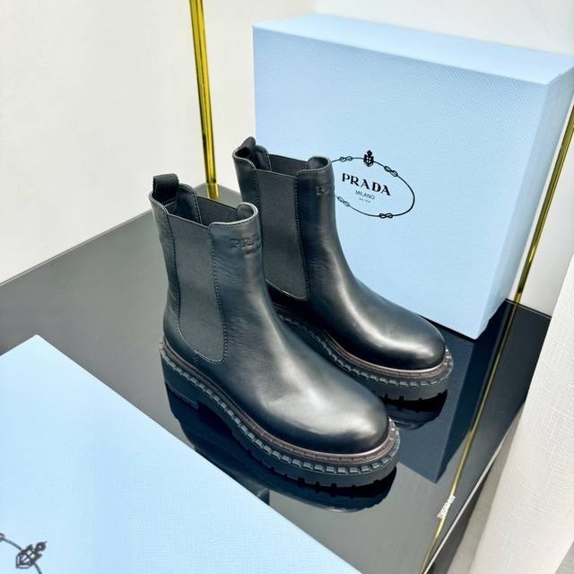 顶级版刘雯杨幂同款增高鞋切尔西短靴 Prad*普拉达 秋冬新款走秀款布洛克厚底踝靴系列 这款上脚超好看.而且可以拉长腿型. 复古手工擦色，高级气质拉满 面料：原