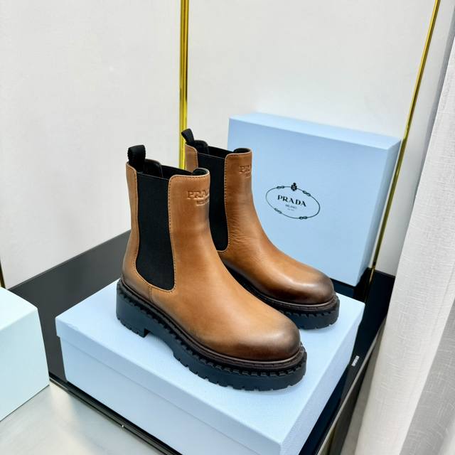 顶级版刘雯杨幂同款增高鞋切尔西短靴 Prad*普拉达 秋冬新款走秀款布洛克厚底踝靴系列 这款上脚超好看.而且可以拉长腿型. 复古手工擦色，高级气质拉满 面料：原