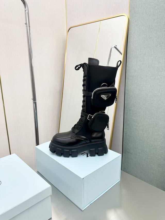 顶级版本 Prad* 普拉达 秋冬高跟长靴 经典高跟粗跟三角标乐福鞋 Chocolate 新品，小个仔福音必入款。顶级品质 鞋面：原版进口开边珠牛皮 牛漆皮 内