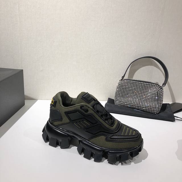 出厂价P 男款+10普拉达 最新走秀情侣拼色厚底老爹情侣款，关晓彤，蔡徐坤，邓恩熙，赖冠霖，王紫旋众多明星同款，官网一比一配色 原版包装四个颜色 顶级品质欢迎和