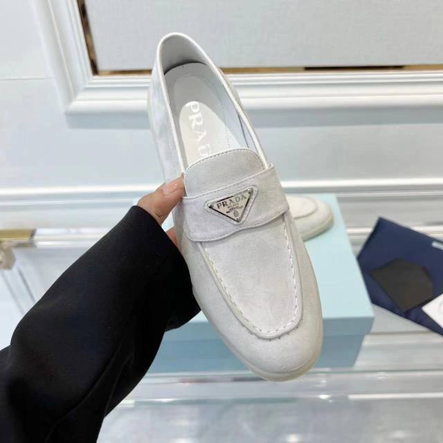 女款 男10 Prada New新款乐福鞋 低调奢华懒人鞋，富人的不二选择！ 软胶底素有踩云感之称～舒适度百分百 细腻羊猄鞋面，柔和而有质感！高级感满满！ 材质