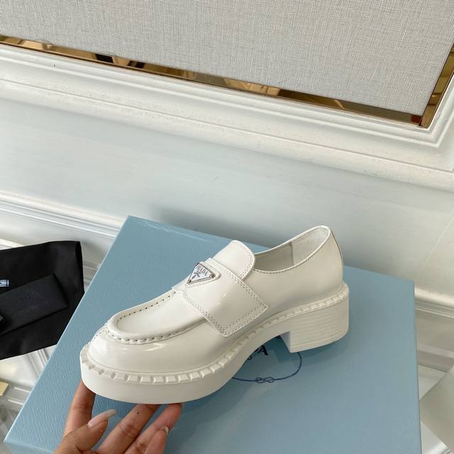 拉普达 秋冬新款黑开色边朱底厚休小闲皮鞋，雯刘众网多红上脚，Prad这糕松款底厚鞋今非年常爆，上穿 增高 休闲两不失误，爽清表的现足表以达对鞋子的细个个的节控把