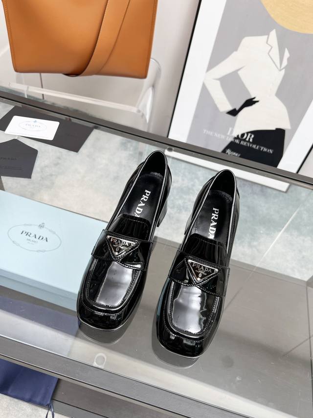 Prada 223普拉达春夏新品，玛丽珍单鞋实力来袭Prada Glow限时店很闪亮的单品 S超级爆系列爆品，各大网红明星乔欣，程潇，刘令姿同款圆头三角扣 玛丽