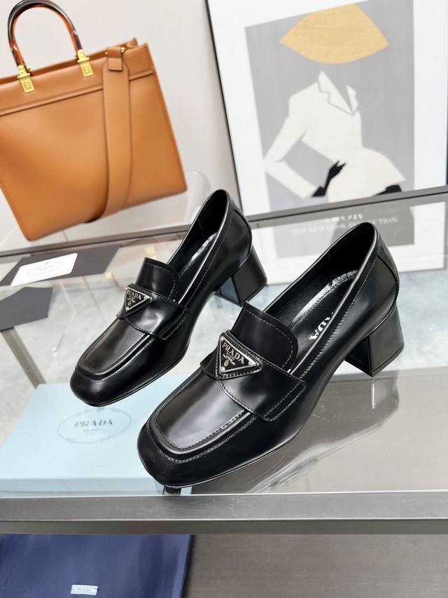 Prada 223普拉达春夏新品，玛丽珍单鞋实力来袭Prada Glow限时店很闪亮的单品 S超级爆系列爆品，各大网红明星乔欣，程潇，刘令姿同款圆头三角扣 玛丽