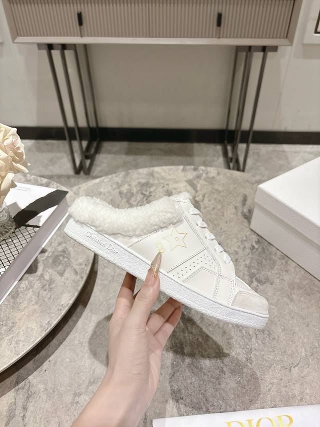 Christian Dior迪奥休闲鞋小白鞋羊毛半拖、众多明星网红示范的超级百搭款款式 搭配品牌Logo Cd彰显大气简约感。原板开模打造，各方面细节欢迎鉴定对