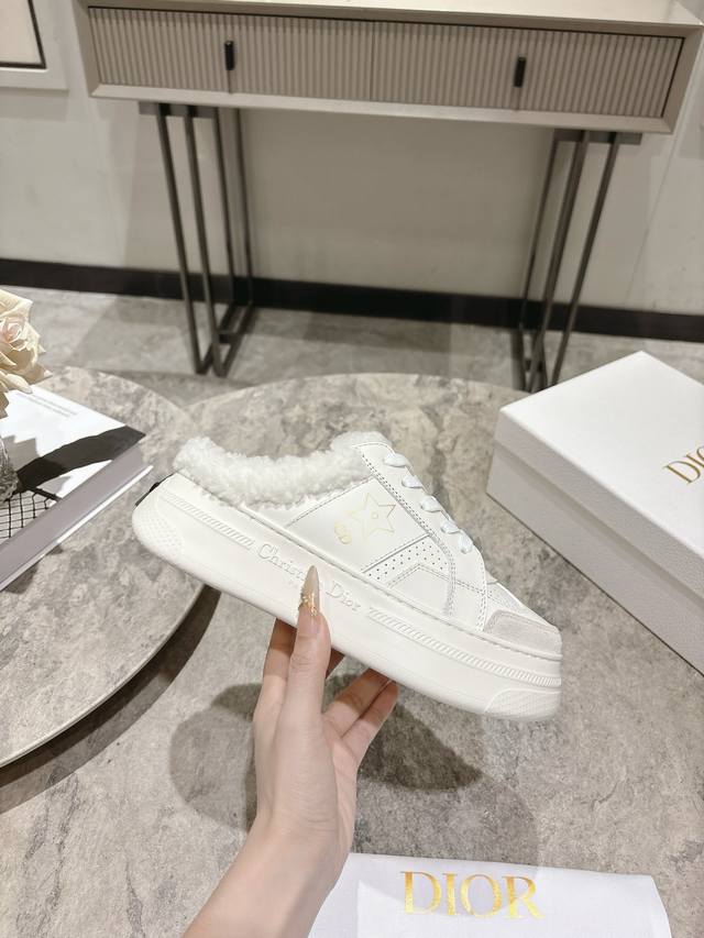 Dior迪奥 25秋冬Cd松糕厚底休闲运动鞋小白鞋半拖毛毛鞋！ 采用反绒皮和白色光滑牛皮革精心制作，侧面饰以金色 银色五角星印花标志，鞋舌、鞋底和后侧饰以各种特