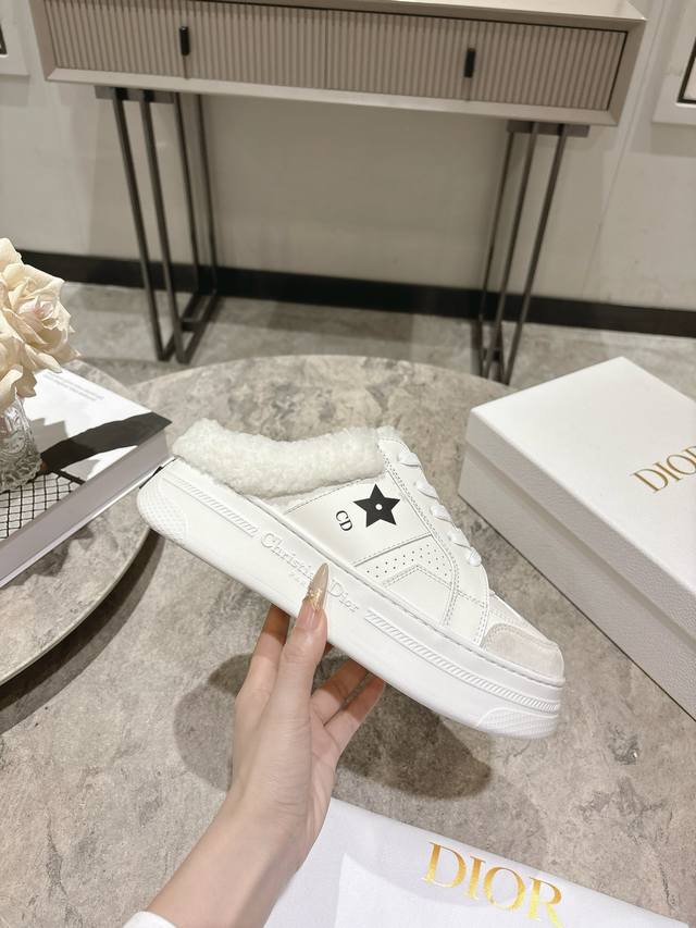 Dior迪奥 25秋冬Cd松糕厚底休闲运动鞋小白鞋半拖毛毛鞋！ 采用反绒皮和白色光滑牛皮革精心制作，侧面饰以金色 银色五角星印花标志，鞋舌、鞋底和后侧饰以各种特