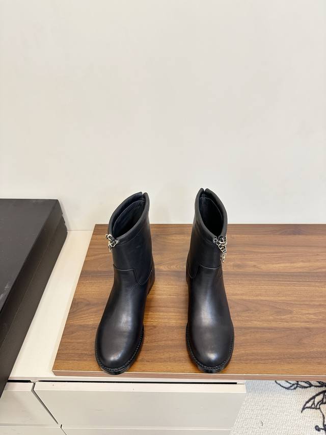 Chanel 25B四叶草 链条 麂皮短靴 Chanel 25B链条麂皮短靴，四叶草金属链条装饰，经典双C标志超有辨识度。圆头粗跟设计，舒适又时髦，秋冬穿搭无压