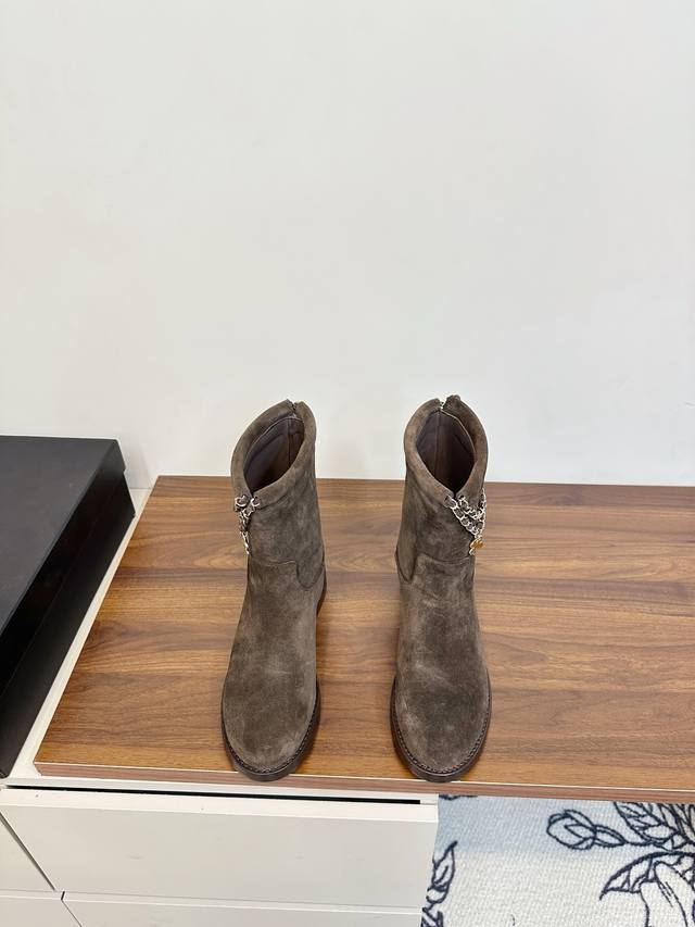 Chanel 25B四叶草 链条 麂皮短靴 Chanel 25B链条麂皮短靴，四叶草金属链条装饰，经典双C标志超有辨识度。圆头粗跟设计，舒适又时髦，秋冬穿搭无压