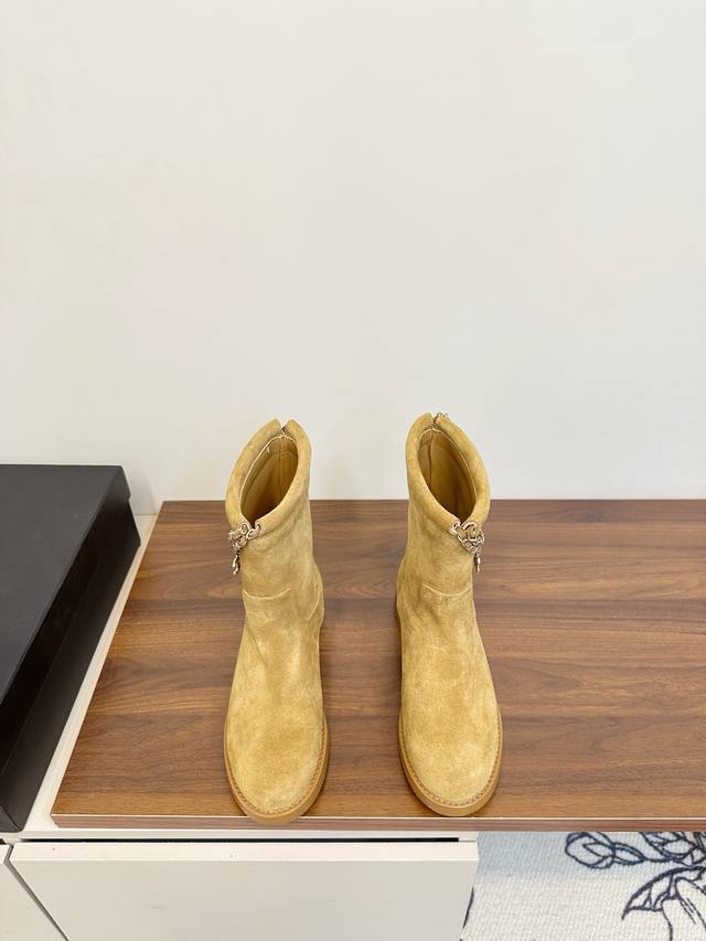 Chanel 25B四叶草 链条 麂皮短靴 Chanel 25B链条麂皮短靴，四叶草金属链条装饰，经典双C标志超有辨识度。圆头粗跟设计，舒适又时髦，秋冬穿搭无压