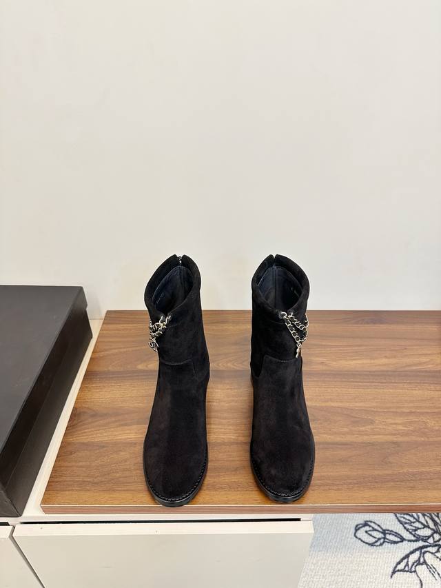 Chanel 25B四叶草 链条 麂皮短靴 Chanel 25B链条麂皮短靴，四叶草金属链条装饰，经典双C标志超有辨识度。圆头粗跟设计，舒适又时髦，秋冬穿搭无压