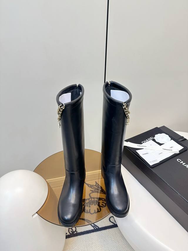 Chanel 25B四叶草 链条 麂皮 骑士靴 长靴 Chanel 25B链条麂皮短靴，四叶草金属链条装饰，经典双C标志超有辨识度。圆头粗跟设计，舒适又时髦，秋