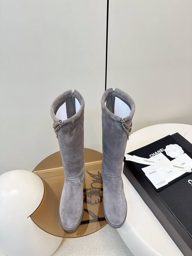 Chanel 25B四叶草 链条 麂皮 骑士靴 长靴 Chanel 25B链条麂皮短靴，四叶草金属链条装饰，经典双C标志超有辨识度。圆头粗跟设计，舒适又时髦，秋