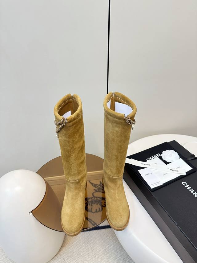 Chanel 25B四叶草 链条 麂皮 骑士靴 长靴 Chanel 25B链条麂皮短靴，四叶草金属链条装饰，经典双C标志超有辨识度。圆头粗跟设计，舒适又时髦，秋