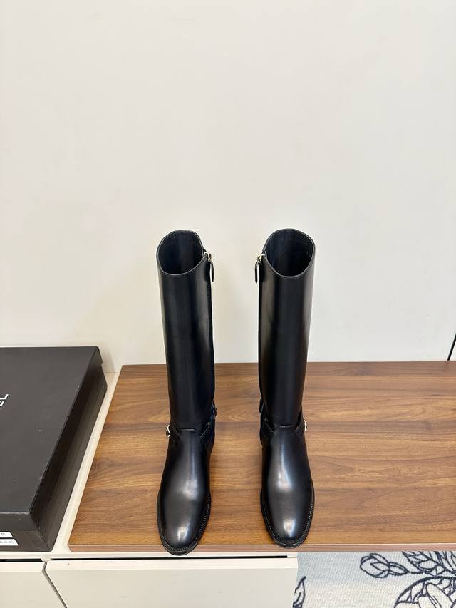 Chanel 香奈儿 高品质骑士靴 Chanel小香新款双C后跟链条瘦腿短靴 顶级代购级别稀品上新网红爆款来袭！ 材质：鞋面意大利进口小牛牛原版定制小香Logo