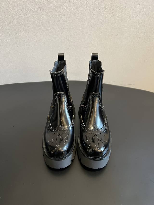 顶级品质 Alexander Wan* 25Ss 布洛克雕花切尔西靴 将传统布洛克雕花与切尔西靴的松紧带靴筒结合，同时加入厚底工装风元素，既保留复古优雅感，又注