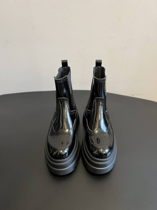顶级品质 Alexander Wan* 25Ss 布洛克雕花切尔西靴 将传统布洛克雕花与切尔西靴的松紧带靴筒结合，同时加入厚底工装风元素，既保留复古优雅感，又注