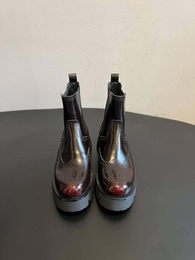 顶级品质 Alexander Wan* 25Ss 布洛克雕花切尔西靴 将传统布洛克雕花与切尔西靴的松紧带靴筒结合，同时加入厚底工装风元素，既保留复古优雅感，又注