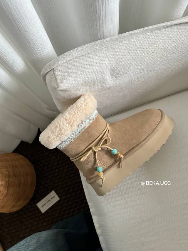 雪地靴炒鸡好看的圣诞款 民族风串珠两穿厚底，一眼就上头的款式 胖胖的方圆头鞋羊毛边边Logo 民族风花边设计 她怎么那么好看 Col:栗色 奶杏 胡桃木 Siz