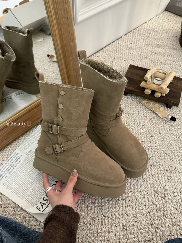 暖扣机车靴救命！这双Ugg骑士雪地靴也太会了吧！！ 牛绒面革+内里羊毛一整个把冬日温暖拿捏住 皮带设计飒爽感拉满，厚底还悄悄显高 穿上它踩雪逛街都像踩在云朵上