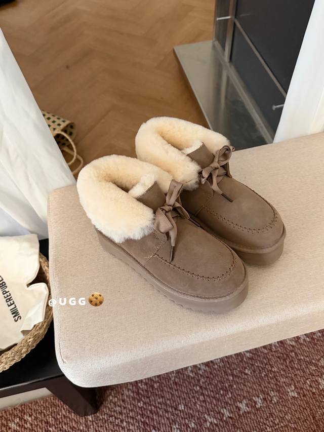 Ugg｜凯琳翻毛皮鞋面可翻折羊毛鞋领 固定蝴蝶结缎带，时尚大方 显得小腿线条又细又长～鞋带也是俏皮可爱，厚底的脚感软乎乎又有增高效果，170即视感了 冬天还没正