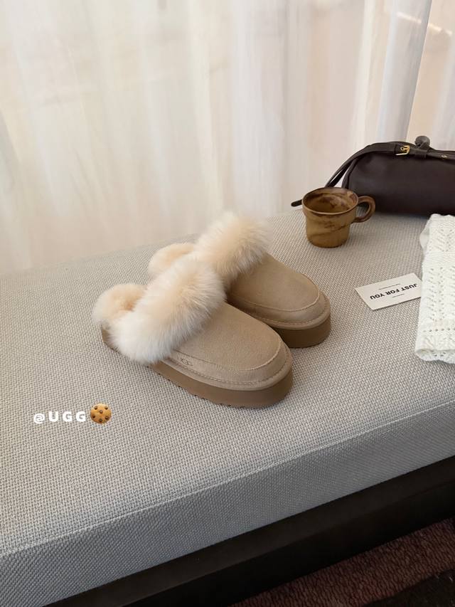Ugg｜蒂茨库特长毛款拖鞋 真的绝了！ 翻毛皮鞋面羊皮毛领口 质感直接拉满 像把脚塞进一团暖乎乎的云朵里 厚底显高显腿长 秋冬比例狠狠拿捏 半拖懒人设计 出门一