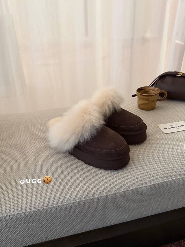 Ugg｜蒂茨库特长毛款拖鞋 真的绝了！ 翻毛皮鞋面羊皮毛领口 质感直接拉满 像把脚塞进一团暖乎乎的云朵里 厚底显高显腿长 秋冬比例狠狠拿捏 半拖懒人设计 出门一