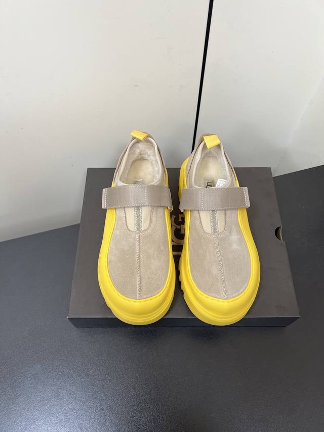 男款 Ugg25Wf新品魔术贴羊毛厚底毛毛鞋 当加州的自由基因撞上实用设计 Ugg休闲运动鞋重新定义日常舒适感 把标志性羊毛暖意藏进运动鞋履 鞋面的宽幅魔术贴随