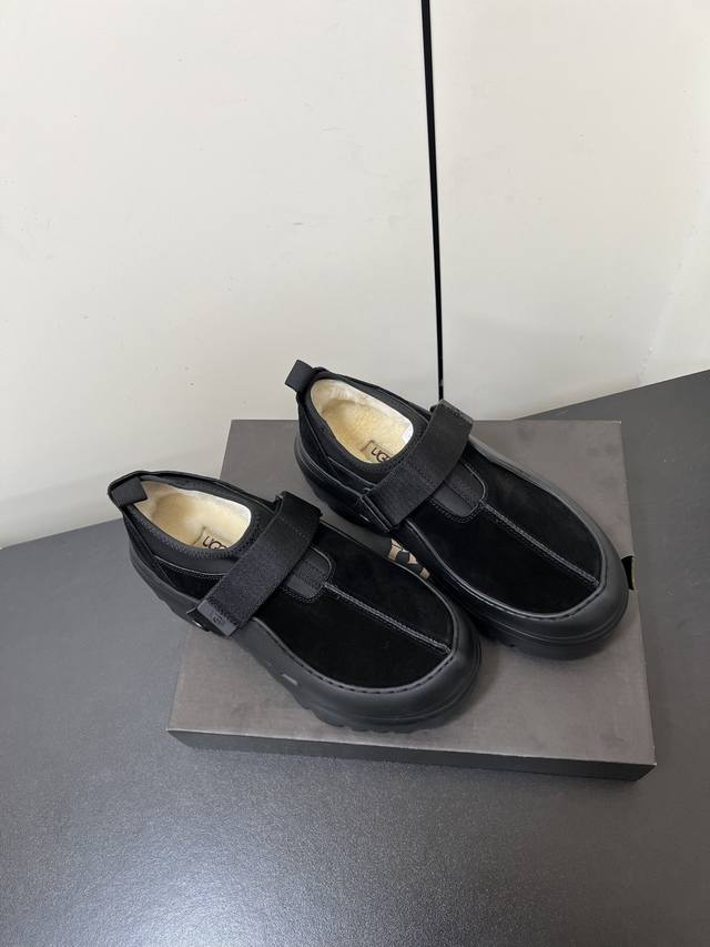 男款 Ugg25Wf新品魔术贴羊毛厚底毛毛鞋 当加州的自由基因撞上实用设计 Ugg休闲运动鞋重新定义日常舒适感 把标志性羊毛暖意藏进运动鞋履 鞋面的宽幅魔术贴随