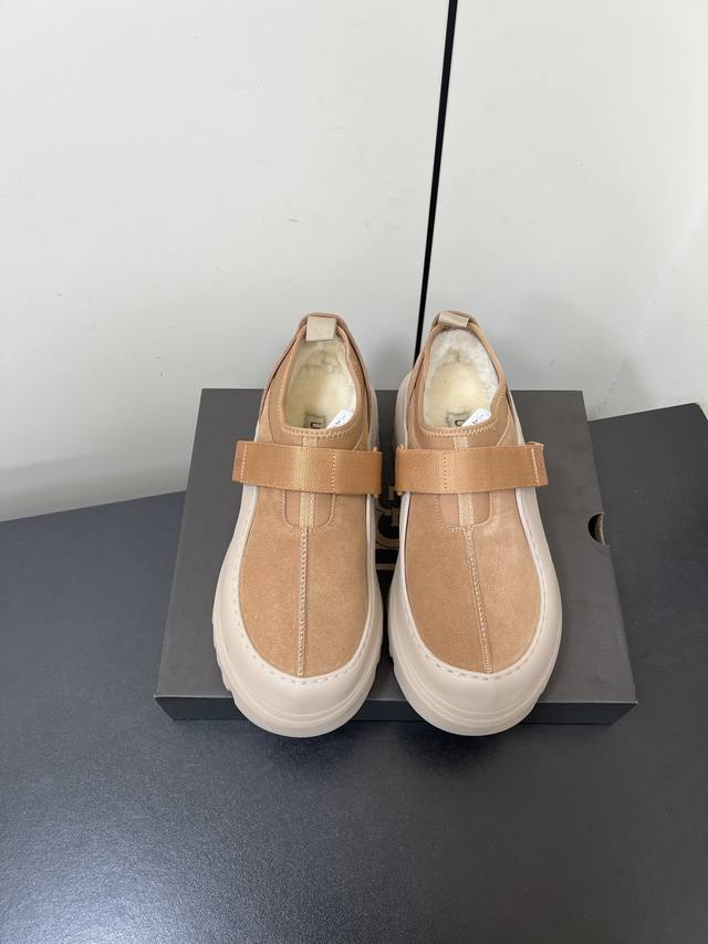 男款 Ugg25Wf新品魔术贴羊毛厚底毛毛鞋 当加州的自由基因撞上实用设计 Ugg休闲运动鞋重新定义日常舒适感 把标志性羊毛暖意藏进运动鞋履 鞋面的宽幅魔术贴随