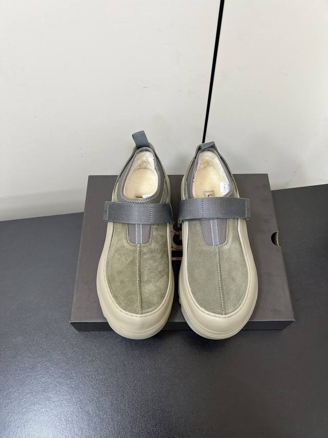 男款 Ugg25Wf新品魔术贴羊毛厚底毛毛鞋 当加州的自由基因撞上实用设计 Ugg休闲运动鞋重新定义日常舒适感 把标志性羊毛暖意藏进运动鞋履 鞋面的宽幅魔术贴随