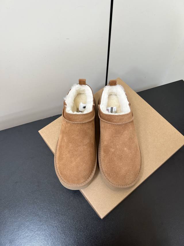 Ugg秋冬经典超迷你雪地靴 低帮的茸茸的鞋领软乎乎的，贴脚脖子舒服厚底设计穿上显高显腿长，这款Ugg懒人毛毛鞋圆头造型很可爱，平时配裤子，裙子都可以最关键是“懒