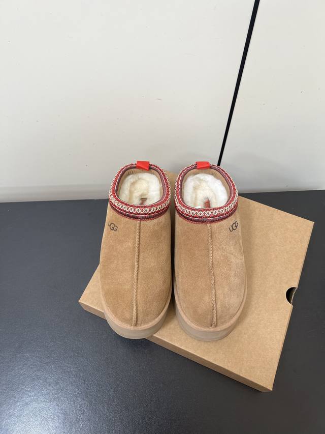 Ugg- 1132553民族风联名潮款厚底一脚蹬女懒人鞋雪地靴毛毛鞋 知名设计师品牌Feng Chen Wang、Telfar推出的联名潮款单品。周冬雨&王嘉尔