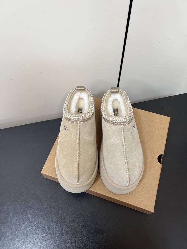 Ugg- 1132553民族风联名潮款厚底一脚蹬女懒人鞋雪地靴毛毛鞋 知名设计师品牌Feng Chen Wang、Telfar推出的联名潮款单品。周冬雨&王嘉尔