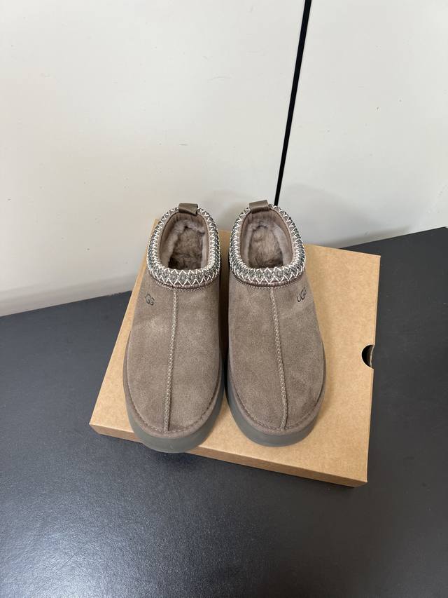 Ugg- 1132553民族风联名潮款厚底一脚蹬女懒人鞋雪地靴毛毛鞋 知名设计师品牌Feng Chen Wang、Telfar推出的联名潮款单品。周冬雨&王嘉尔